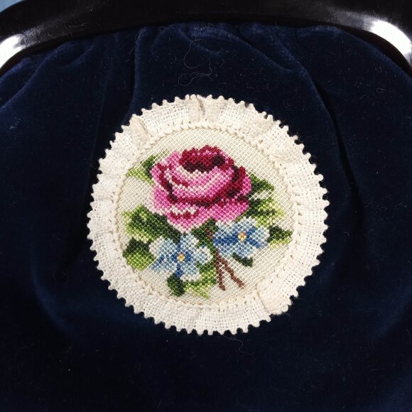 1950's Vintage Navy Blue Velvet Clutch with Embroidered Red Rose - Michiko Kuge - Picture 2 of 6